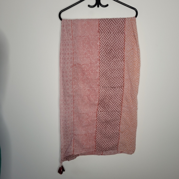 Hand printed red and pink scarf with tassels - Picture 2 of 12